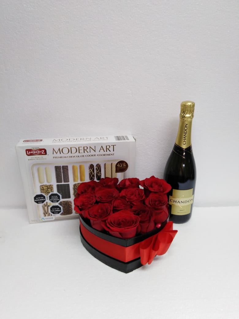 Caja corazn con 12 Rosas + Champagne y Caja de Galletas Lambertz 500 Grs 